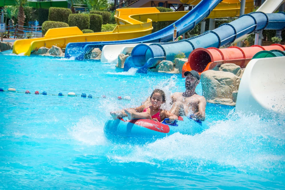 Best Water Parks with Food Trucks and Snack Bars in the US