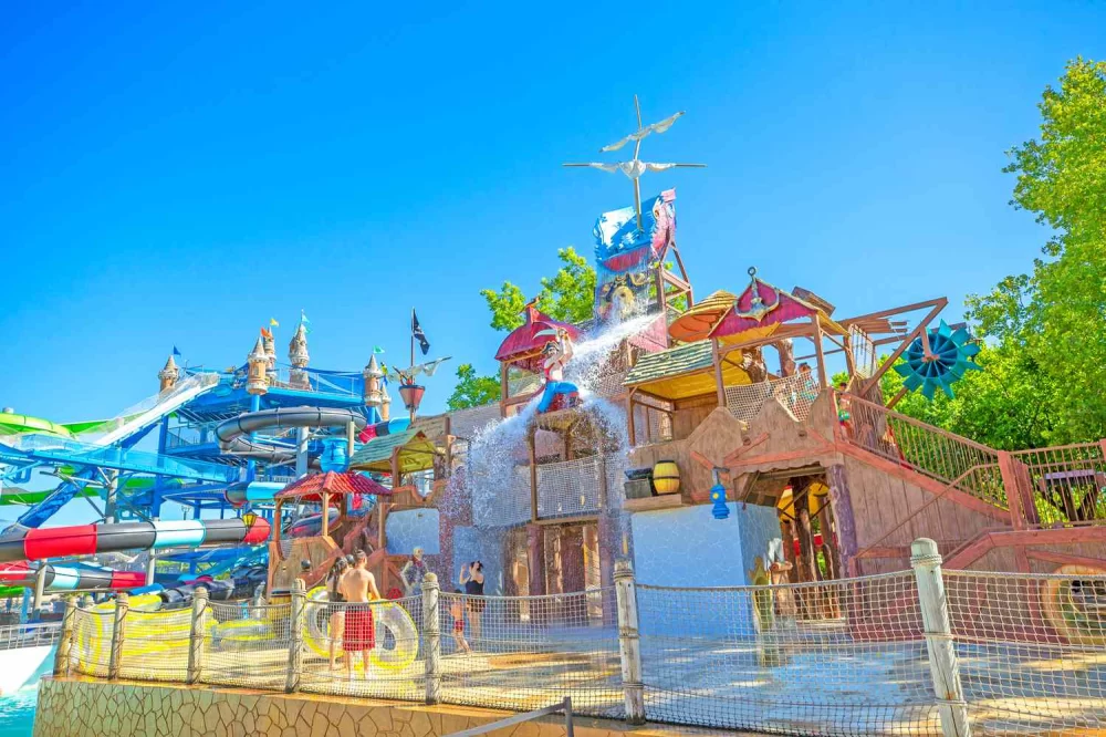 Top Water Parks in the US with Thrilling Splash-Down Slides
