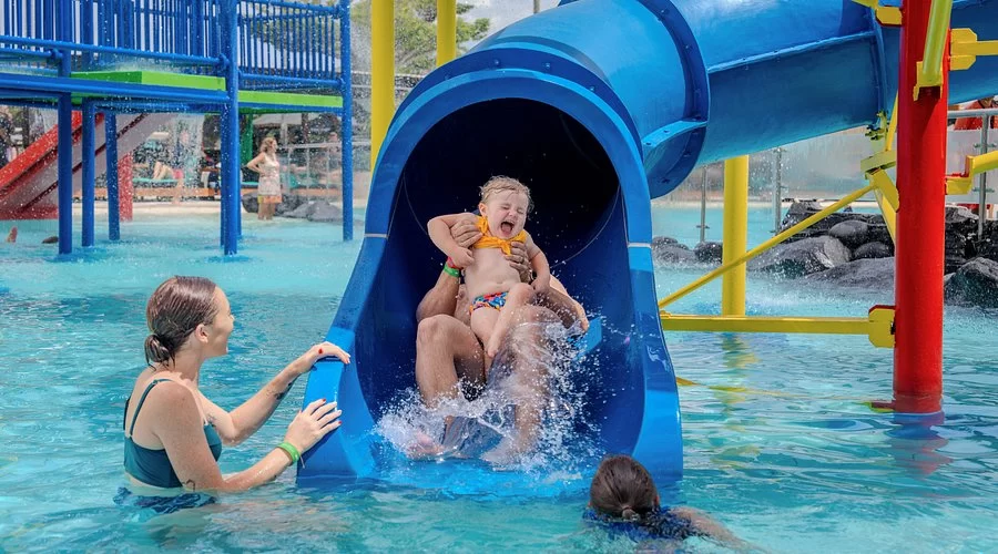 Discover the Best Water Parks with Shallow Pools for Small Children – Safe and Fun Family Destinations