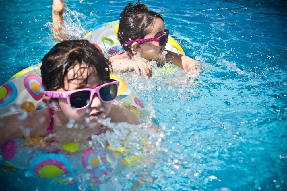 Essential Tips for Navigating Water Parks with Young Children Safely and Smoothly