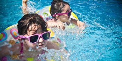 Essential Tips for Navigating Water Parks with Young Children Safely and Smoothly