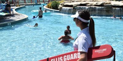 Top Water Parks with Lifeguard Training Programs for Safety and Fun